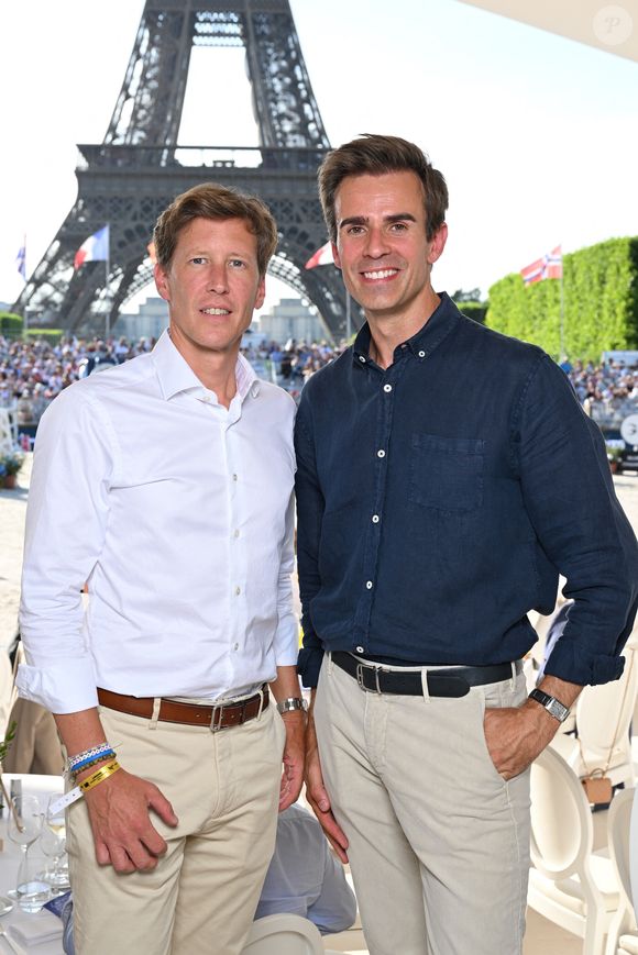 Exclusif - Jean-Baptiste Marteau (D) et son mari Jean dans la tente VIP du Longines Paris Eiffel Jumping le 20 juin 2025.
© Perusseau / Veeren / Bestimage