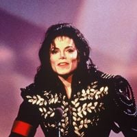 Gants, chapeaux et vestes... les trésors de Michael Jackson aux enchères, des pièces estimées de 400 à 150 000 euros
