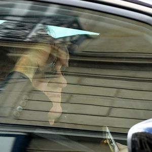 Gérard Depardieu quitte son domicile parisien pour se rendre au tribunal correctionnel de Paris, le 24 mars 2025, pour l'ouverture de son procès pour accusation d'abus sexuels sur deux femmes lors d'un tournage de film en 2021. Gérard Depardieu, 76 ans, qui a réalisé plus de 200 films et séries télévisées, a été accusé de comportement inapproprié par une vingtaine de femmes, mais c'est la première affaire à être jugée. Les deux plaignantes - Amélie, 54 ans, décoratrice, et Sarah (nom modifié), 34 ans, assistante réalisatrice - allèguent une agression sexuelle lors du tournage en 2021 de « Les Volets Verts » du réalisateur J.Becker.
Agence/Bestimage