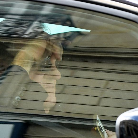 Gérard Depardieu quitte son domicile parisien pour se rendre au tribunal correctionnel de Paris, le 24 mars 2025, pour l'ouverture de son procès pour accusation d'abus sexuels sur deux femmes lors d'un tournage de film en 2021. Gérard Depardieu, 76 ans, qui a réalisé plus de 200 films et séries télévisées, a été accusé de comportement inapproprié par une vingtaine de femmes, mais c'est la première affaire à être jugée. Les deux plaignantes - Amélie, 54 ans, décoratrice, et Sarah (nom modifié), 34 ans, assistante réalisatrice - allèguent une agression sexuelle lors du tournage en 2021 de « Les Volets Verts » du réalisateur J.Becker.
Agence/Bestimage