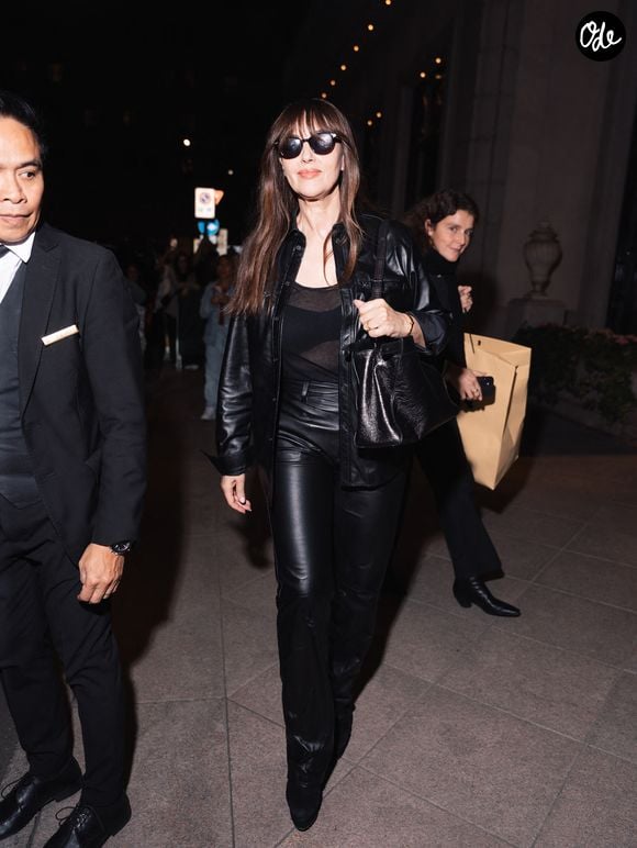 Monica Bellucci à la sortie de son hôtel à Milan pendant la fashion week Collection Prêt-à-Porter Printemps/Eté 2027 (MLFW) le 23 septembre 2026. 

Photo : Agence / Bestimage