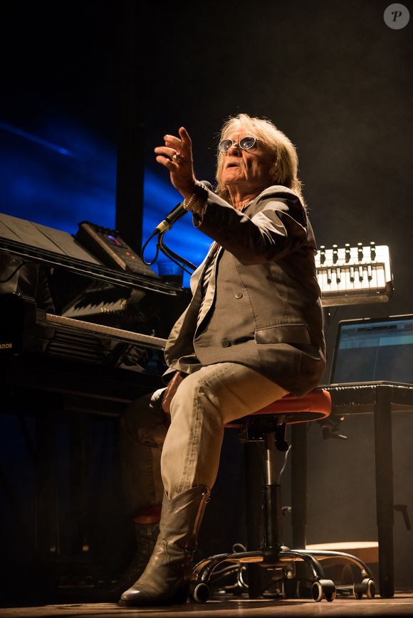 Le chanteur Christophe se produit en direct lors du Festival Voix de Fete au Victoria Hall à Genève, Suisse, le 9 mars 2015. Photo by Loona/ABACAPRESS.COM