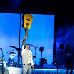 Exclusif - Laurent Voulzy et sa compagne Isaure Le Faou interprètent deux titres ensemble - Laurent Voulzy en concert sur la scène du théâtre de Verdure lors du 41ème Festival de Ramatuelle, le 9 août 2025.   
© Cyril Bruneau / Bestimage