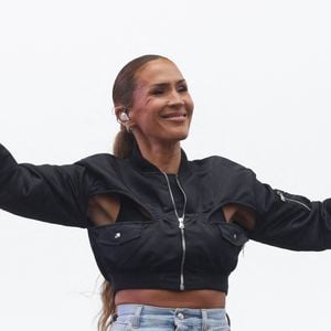 Vitaa  lors du concert à l'occasion de l'opération "vacances de OUF, journée des oubliés des vacances" pour les 80 ans du Secours Populaire au Champ-de-Mars à Paris le 20 août 2025.
© Coadic Guirec / Bestimage