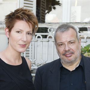 Cette fois, c'est l'un de ses garçons qu'elle surnomme affectueusement "grumeau n°3" qui a eu la chance de porter l'une de ses créations : un sweat blanc à capuche avec un "petit bonhomme" brodé sur le dos.

Natacha Polony et son mari Périco Légasse - La 20ème édition de "La Forêt des livres" à Chanceaux-près-Loches, le 30 août 2015. @Christophe Aubert via Bestimage