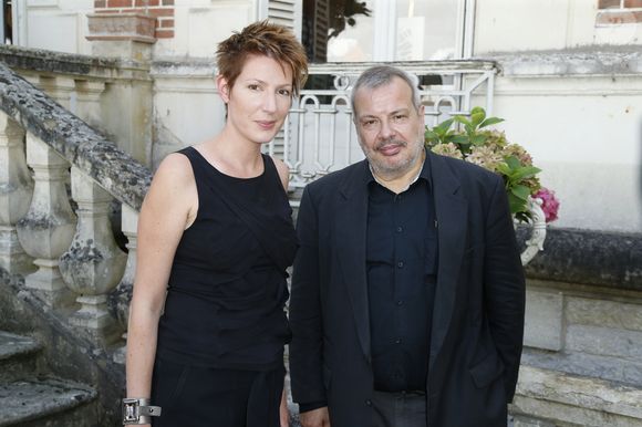 Cette fois, c'est l'un de ses garçons qu'elle surnomme affectueusement "grumeau n°3" qui a eu la chance de porter l'une de ses créations : un sweat blanc à capuche avec un "petit bonhomme" brodé sur le dos.

Natacha Polony et son mari Périco Légasse - La 20ème édition de "La Forêt des livres" à Chanceaux-près-Loches, le 30 août 2015. @Christophe Aubert via Bestimage