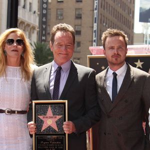 “Né avec une paralysie cérébrale, il n’a jamais permis que ce défi devienne une excuse pour quoi que ce soit. Il a affronté le rythme de tournage exigeant avec une grande détermination" écrit Bryan Cranston
Bryan Cranston, Aaron Paul (Breaking Bad), RJ Mitte, Bob Odenkirk, Anna Gunn - Bryan Cranston reçoit son étoile sur le Walk Of Fame a Hollywood, le 16 juillet 2013. FAMEFLYNET / BESTIMAGE