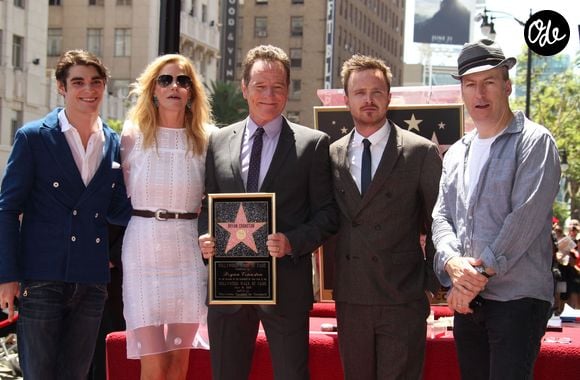 “Né avec une paralysie cérébrale, il n’a jamais permis que ce défi devienne une excuse pour quoi que ce soit. Il a affronté le rythme de tournage exigeant avec une grande détermination" écrit Bryan Cranston

Bryan Cranston, Aaron Paul (Breaking Bad), RJ Mitte, Bob Odenkirk, Anna Gunn - Bryan Cranston reçoit son étoile sur le Walk Of Fame a Hollywood, le 16 juillet 2013. FAMEFLYNET / BESTIMAGE