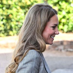 Lors de cette visite, la maman de Louis, George et Charlotte a parlé de son admiration pour Keith Rawkins qui a fondé l'entreprise en 1967 avant de la transmettre à ses enfants

La Princesse de Galles, Kate Middleton, en visite à Marina Mill à Cuxton dans le Kent, une entreprise familiale britannique spécialisée dans la conception à la main et la sérigraphie de tissus d'ameublement, septembre 2025 @Backgrid UK/ Bestimage