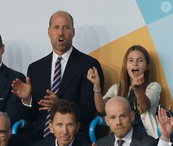 Et où elle ne s'est pas retenu de montrer ses émotions !

Le prince William, la princesse Charlotte de Galles, la princesse Leonor et l'infante Sofia d'Espagne dans les tribunes de la finale de l'UEFA Women's Euro 2025 "Angleterre - Espagne (1-1, 3-1 tab)" à Bâle. Mirrorpix / Bestimage