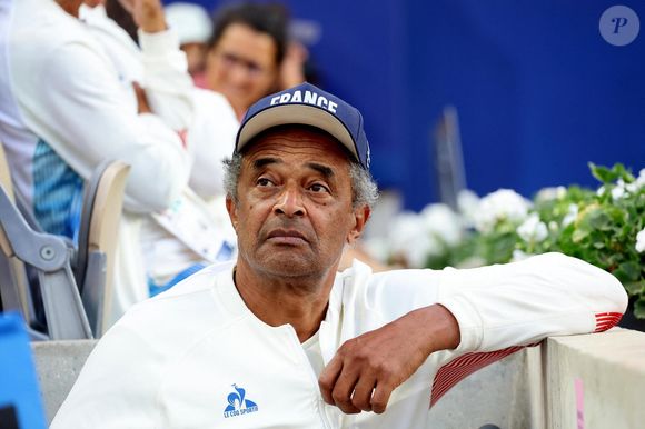 En parallèle, elle est apparue pour la première fois à la télévision le 24 novembre 2025 sur France 2 dans "Mort sur terre battue" aux côtés de son père.

Yannick Noah, coach de l'équipe de France paralympique de tennis fauteuil lors de la rencontre de tennis fauteuil entre S.Houdet et M.delaPuente en quart de finale des jeux paralympiques Paris 2024 le 4 septembre 2024. © Dominique Jacovides / Bestimage