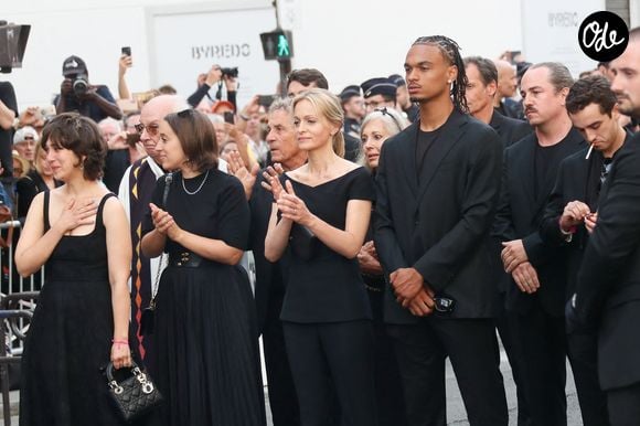 Manon Ardisson, Ninon Ardisson, Patrick Ardisson, Audrey Crespo-Mara et son fils Sékou, Gaston Ardisson et Christiane Bergognon (ex femme de Thierry Ardisson) - Sorties des obsèques de Thierry Ardisson en l’église Saint-Roch de Paris, France, le 17 juillet 2025. © Clovis-Jacovides/Bestimage