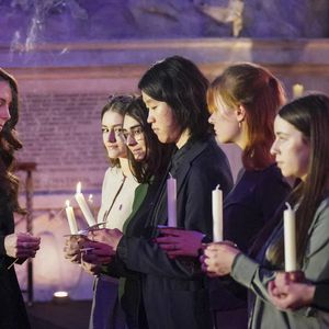 La princesse de Galles allume une bougie lors d'une cérémonie au Guildhall de Londres, pour commémorer la Journée de la mémoire de l'Holocauste et le 80e anniversaire de la libération d'Auschwitz-Birkenau. Lundi 27 janvier 2025. Londres, Royaume-Uni. Photo by Arthur Edwards/The Sun/PA Wire/ABACAPRESS.COM