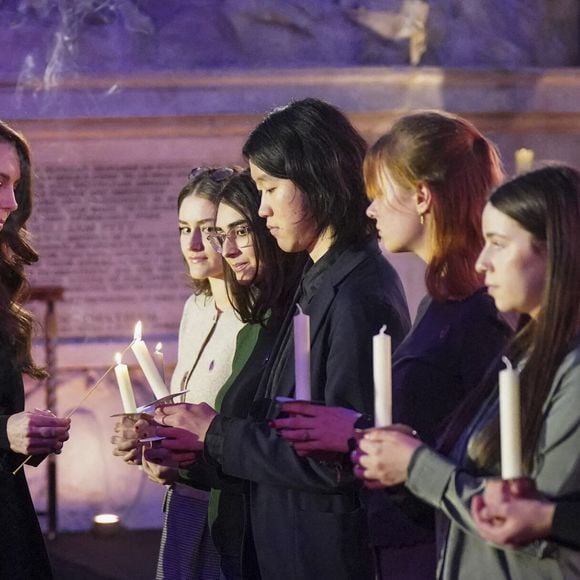 La princesse de Galles allume une bougie lors d'une cérémonie au Guildhall de Londres, pour commémorer la Journée de la mémoire de l'Holocauste et le 80e anniversaire de la libération d'Auschwitz-Birkenau. Lundi 27 janvier 2025. Londres, Royaume-Uni. Photo by Arthur Edwards/The Sun/PA Wire/ABACAPRESS.COM