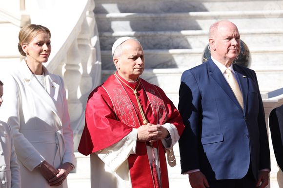La princesse Charlène de Monaco, le pape Léon XIV et le prince Albert II de Monaco lors d'une cérémonie de bienvenue pour la visite du pape Léon XIV le 28 mars 2026 à Monaco. Photo par Jean-Charles Vinaj/ABACAPRESS.COM