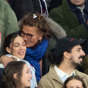 Exclusif - Iris Mittenaere, Marie-Pierre Galès, mère de A.Dupont lors du match de rugby du Tournoi des Six Nations France contre Angleterre au Stade de France à Saint-Denis le 14 mars 2026. © AGENCE / BESTIMAGE