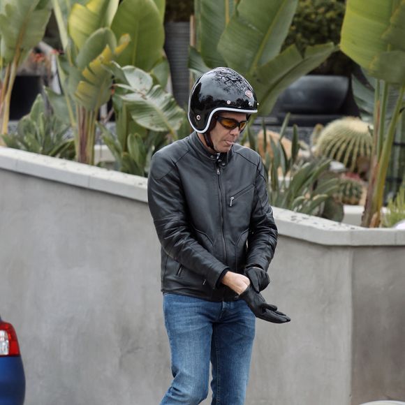 Exclusif - Le prince Emmanuel Philibert de Savoie, qui séjourne chez L.Hallyday, est parti travailler dans son restaurant en empruntant une des Harley Davidson de J.Hallyday. Westwood, le 4 juin 2022 Agence / Bestimage