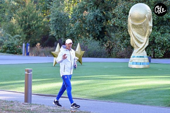 Zinédine Zidane - Entraînement de l'équipe de France en préparation de la Ligue des nations de l'UEFA 2026 au Centre national de Clairefontaine le 22 septembre 2026. © Baptiste Autissier/PSnewZ/Bestimage