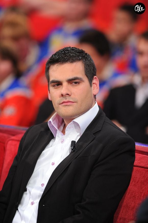 Matthieu Lartot sur le plateau de l'émission "Vivement dimanche". © Guillaume Gaffiot /Bestimage