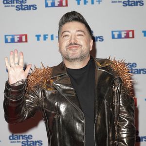 Ses collègues proposent également leurs propres cours.

Chris Marques - Photocall de lancement de la saison 2026 de "Danse avec les stars" (DALS) au siège de TF1 à Boulogne-Billancourt le 18 décembre 2025. © Coadic Guirec/Bestimage