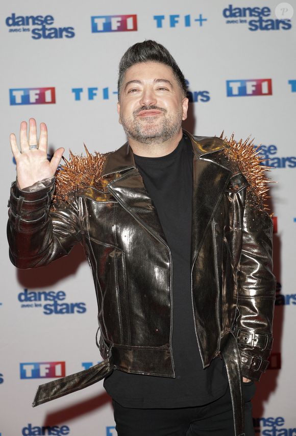 Ses collègues proposent également leurs propres cours.

Chris Marques - Photocall de lancement de la saison 2026 de "Danse avec les stars" (DALS) au siège de TF1 à Boulogne-Billancourt le 18 décembre 2025. © Coadic Guirec/Bestimage