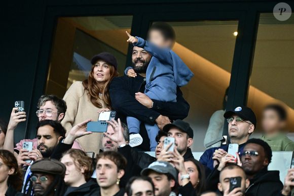 Ramzy Bedia avec sa compagne Marion et son fils en tribunes lors du match de football Ligue 1 Uber Eats opposant le Paris Saint-Germain (PSG) à l'OGC Nice (1-0) au Parc des Princes à Paris, France, le 1er novembre 2025. © Christian Liewig/Bestimage