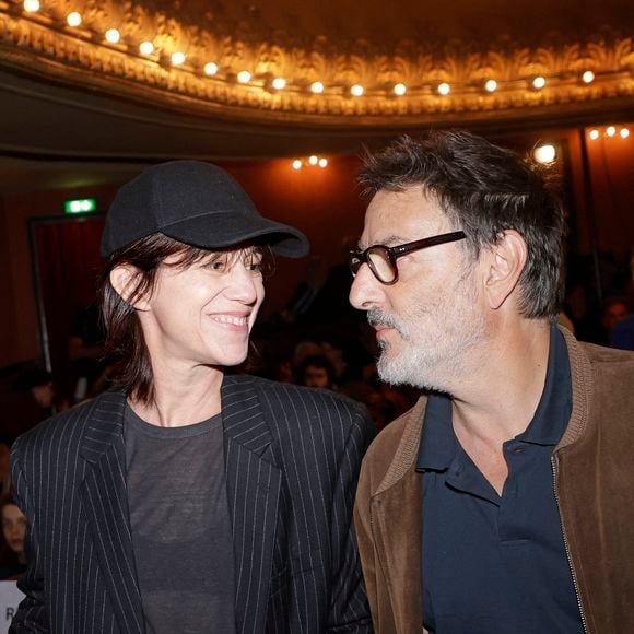 La chanteuse et comédienne, compagne d'Yvan Attal, perpétue la mémoire de son père, disparu en 1991, et s'active encore et toujours pour que la Maison Gainsbourg vive. Charlotte Gainsbourg et son compagnon Yvan Attal à la soirée de mobilisation "L'Europe contre l'antisémitisme" au théâtre Antoine à Paris le 3 juin 2024.