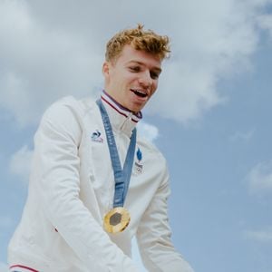 Léon Marchand participe à un défilé sur l'avenue des Champs-Élysées à Paris pour la fin des Jeux Olympiques de Paris 2024. © Mathilde Mazars/Pool/Bestimage