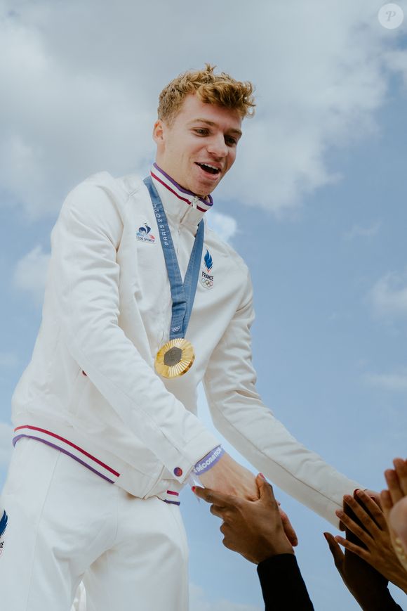 Léon Marchand participe à un défilé sur l'avenue des Champs-Élysées à Paris pour la fin des Jeux Olympiques de Paris 2024. © Mathilde Mazars/Pool/Bestimage