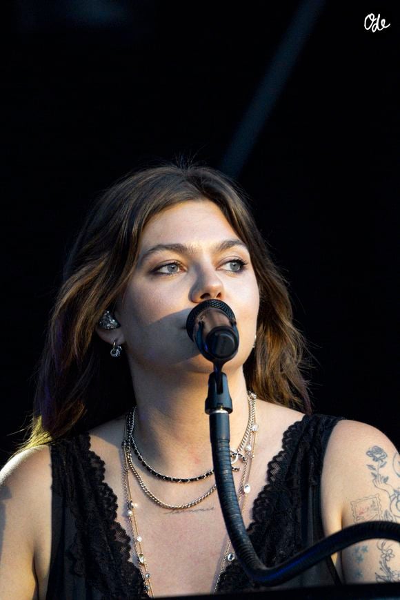 "Ça me soigne d'écrire, si ça soigne les gens, c'est génial", a assuré la chanteuse de 29 ans. 
Louane se produit sur la scène du festival "Printemps de Pérouges" au château de Saint-Maurice-de-Rémens (01 - France) le 28/06/2026. © Sandrine Thesillat/Psnewz/Bestimage