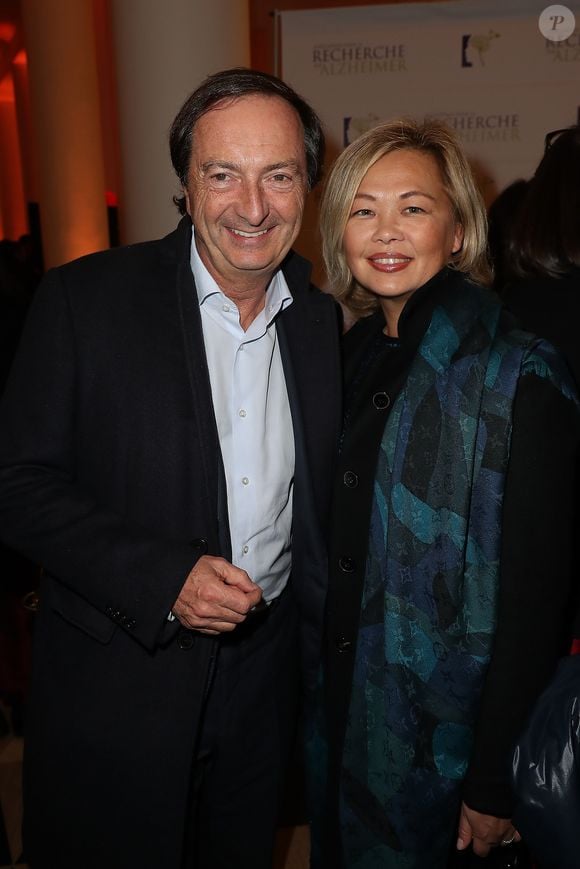 Michel Edouard Leclerc et sa compagne Natalia Olzoeva lors du photocall du 12ème Gala 2017 de l’Association pour la Recherche sur Alzheimer à la salle Pleyel dans le 8ème arrondissement, à Paris, France le 30 janvier 2017. L’Association pour la Recherche sur Alzheimer organise son 12ème gala de charité au profit de la recherche sur alzheimer. L’artiste Pierre Souchon, à l’initiative de ce concert intitulé "2 Générations chantent pour la 3ème", convie de nombreux artistes. L’intégralité des bénéfices de cette soirée servira à financer la recherche sur la maladie d’Alzheimer. © Cyril Moreau/Bestimage