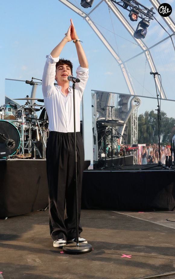 Exclusif - Léon Hesby, le fils de Patrick Bruel, se produit pour la première fois sur scène en France, au festival des Sables-d'Olonne, le 26 juin 2026. En première partie de Marine Delplace, gagnante de la Star Academy (S12), le jeune musicien de 20 ans a chanté un titre en anglais, remportant un franc succès, sous le regard de sa mère, Amanda Sthers. © Noël Carrier / Bestimage