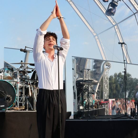 Exclusif - Léon Hesby, le fils de Patrick Bruel, se produit pour la première fois sur scène en France, au festival des Sables-d'Olonne, le 26 juin 2026. En première partie de Marine Delplace, gagnante de la Star Academy (S12), le jeune musicien de 20 ans a chanté un titre en anglais, remportant un franc succès, sous le regard de sa mère, Amanda Sthers. © Noël Carrier / Bestimage