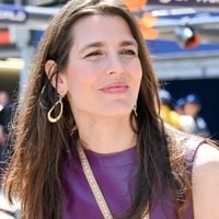 Charlotte Casiraghi divine en robe courte en cuir : la fille de Caroline de Monaco fait sensation dans les paddocks du Grand Prix