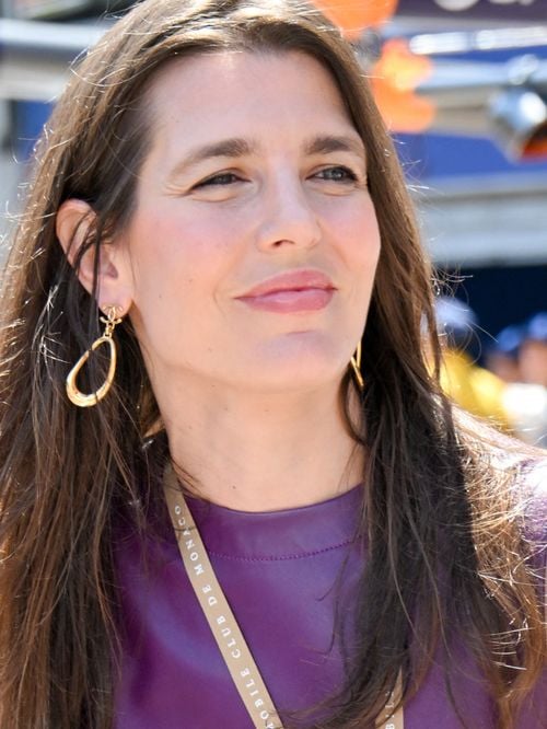 Charlotte Casiraghi divine en robe courte en cuir : la fille de Caroline de Monaco fait sensation dans les paddocks du Grand Prix