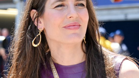 Charlotte Casiraghi divine en robe courte en cuir : la fille de Caroline de Monaco fait sensation dans les paddocks du Grand Prix
