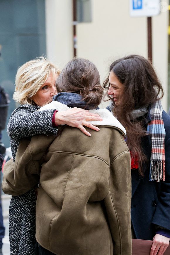 Evelyne Dhéliat réconforte les filles de C.Laborde, Pia Laborde et Gabrièle Laborde - Sortie des obsèques de Catherine Laborde en l’église Saint-Roch à Paris, le 6 février 2025. Décédée le 28 janvier 2025 à l'âge de 73 ans, l'ancienne présentatrice météo de TF1 (1988 - 2017) était atteinte de la maladie neurodégénérative à corps de Lewy. 
© Jacovides - Moreau / Bestimage