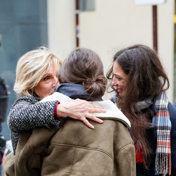 Evelyne Dhéliat réconforte les filles de C.Laborde, Pia Laborde et Gabrièle Laborde - Sortie des obsèques de Catherine Laborde en l’église Saint-Roch à Paris, le 6 février 2025. Décédée le 28 janvier 2025 à l'âge de 73 ans, l'ancienne présentatrice météo de TF1 (1988 - 2017) était atteinte de la maladie neurodégénérative à corps de Lewy. 
© Jacovides - Moreau / Bestimage