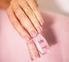 Entre manucure classique et pose de semi-permanent, le choix de la méthode impacte directement la santé des ongles.