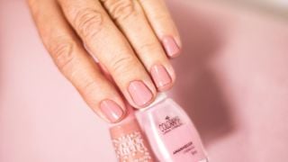 Vernis classique ou semi-permanent : lequel préserve le mieux les ongles ?