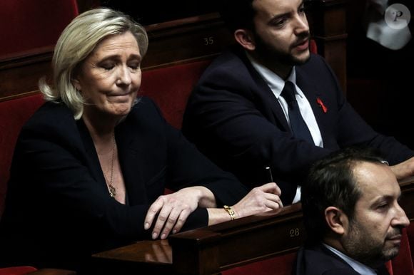 Marine Le Pen lors d'un débat sur deux motions de censure contre le gouvernement français, déposées par l'alliance des partis de gauche le "Nouveau Front Populaire" (NFP) et le parti d'extrême droite Rassemblement National, après l'utilisation par le gouvernement français de l'article 49.3, une clause spéciale dans la Constitution française, pour faire passer le projet de loi de finances à l'Assemblée nationale sans un vote des législateurs, à l'Assemblée nationale à Paris, le 4 décembre 2024.   © Stéphane Lemouton / Bestimage