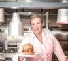 La cuisson se termine directement dans la sauce tomate.

La cheffe étoilée Hélène Darroze vient d'ouvrir un nouveau restaurant bistronomique dédiée aux burgers haut de gamme "Jòia Bun" au 16 de la rue Michodière dans le 2ème arrondissement de Paris, France, le 16 mars 2023. © Jack Tribeca/Bestimage