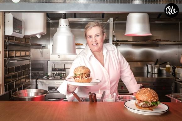 La cuisson se termine directement dans la sauce tomate.

La cheffe étoilée Hélène Darroze vient d'ouvrir un nouveau restaurant bistronomique dédiée aux burgers haut de gamme "Jòia Bun" au 16 de la rue Michodière dans le 2ème arrondissement de Paris, France, le 16 mars 2023. © Jack Tribeca/Bestimage