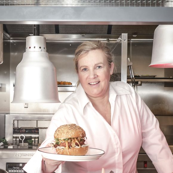 La cuisson se termine directement dans la sauce tomate.

La cheffe étoilée Hélène Darroze vient d'ouvrir un nouveau restaurant bistronomique dédiée aux burgers haut de gamme "Jòia Bun" au 16 de la rue Michodière dans le 2ème arrondissement de Paris, France, le 16 mars 2023. © Jack Tribeca/Bestimage