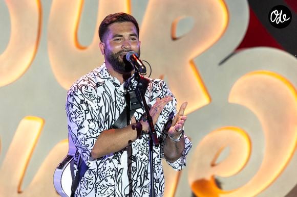 Kendji Girac lors de l'enregistrement de l'émission "L'humour à la plage" pour la 2eme édition du festival de Juan les Pins à la pinède Gould le 27 juin 2025. 

© Bruno Bebert / Bestimage