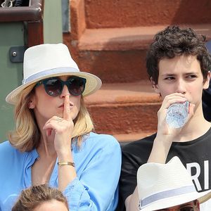 Le cadet, Tadeo, est associé à ses côtés dans une société.

Julie Gayet et son fils - People dans les tribunes des Internationaux de France de Tennis de Roland Garros à Paris. Le 9 juin 2018. © Cyril Moreau / Bestimage