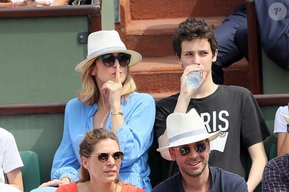 Le cadet, Tadeo, est associé à ses côtés dans une société.

Julie Gayet et son fils - People dans les tribunes des Internationaux de France de Tennis de Roland Garros à Paris. Le 9 juin 2018. © Cyril Moreau / Bestimage