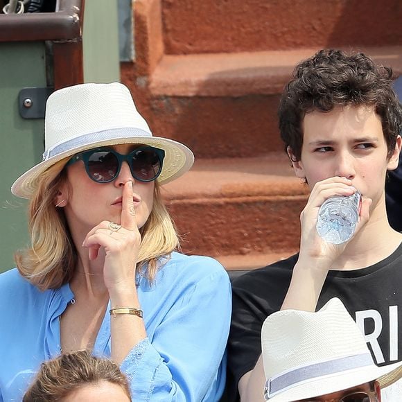 Le cadet, Tadeo, est associé à ses côtés dans une société.

Julie Gayet et son fils - People dans les tribunes des Internationaux de France de Tennis de Roland Garros à Paris. Le 9 juin 2018. © Cyril Moreau / Bestimage