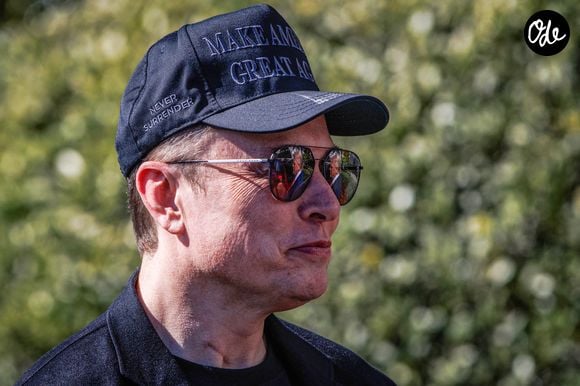 Elon Musk observe le président américain Donald Trump s'exprimer devant des véhicules Tesla à la Maison Blanche, à Washington, D.C., le 11 mars 2025.

© Photo Press Service / BESTIMAGE