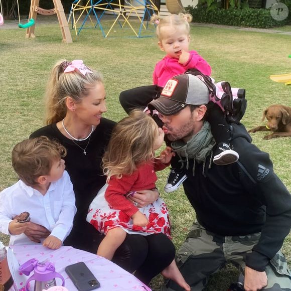 Leur résidence à Miami, où ils élèvent leurs trois enfants, Nicholas, Lucy et Mary, est entourée de hauts murs et de haies pour garantir leur sécurité et leur intimité...
Instagram @annakournikova